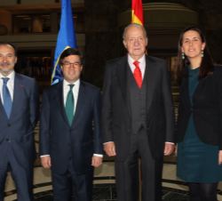 Don Juan Carlos junto al presidente del Banco Interamericano de Desarrollo, Luis Alberto Moreno, el secretario de Estado de Cooperación Internacional 