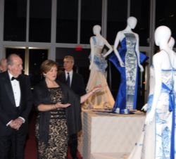 Don Juan Carlos junto a la presidenta del Kennedy Center, recorre una de las exposciciones del Centro a su llegada al festival "Iberiam Suite: Gl