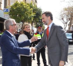 Su Majestad el Rey es saludado por el alcalde de Tarragona, Josep Félix Ballesteros