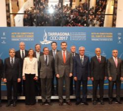 Fotografía de grupo de Don Felipe con las autoridades asistentes y con los miembros del Comité de Honor de los Juegos Mediterráneos