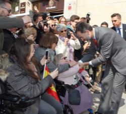 Don Felipe es saludado por vecinos de Tarragona a su llegada a la Tarraco Arena Plaza