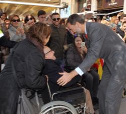 Su Majestad el Rey recibe el saludo de los vecinos de Tarragona que acudieron a su llegada a la Tarraco Arena Plaza