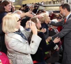 Don Felipe saluda a varios vecinos de Tarragona a su llegada a la Tarraco Arena Plaza