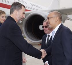 Sus Majestades los Reyes fueron recibidos a su llegada al Pabellón de Estado del aeropuerto de Orly por el secretario de Estado para Asuntos Europeos 