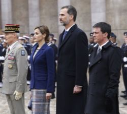 Sus Majestades los Reyes y el Primer Ministro Francés durante la interpretación de los Himnos Nacionales