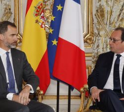 Su Majestad el Rey durante el encuentro que mantuvo en el Palacio del Elíseo con el Presidente de la República Francesa, François Hollande