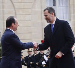 Su Majestad el Rey recibe el saludo del Presidente de la República Francesa, François Hollande, a su llegada al Palacio del Elíseo