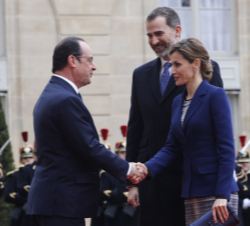 Su Majestad la Reina recibe el saludo del Presidente de la República Francesa, François Hollande, a su llegada al Palacio del Elíseo