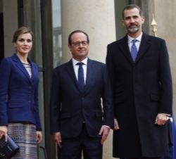 Sus Majestades los Reyes junto al Presidente de la República Francesa, François Hollande, en el patio interior del Palacio del Elíseo