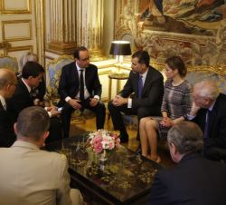 Reunión previa de Sus Majestades los Reyes con el Presidente Hollande, donde se toma la decisión de suspender el Viaje de Estado a la República France