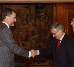 Su Majestad el Rey recibe el saludo del secretario de Estado de Asuntos Exteriores, Ignacio Ybáñez
