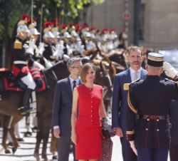 Sus Majestades los Reyes reciben Honores a su llegada a la sede de la Asamblea Nacional francesa