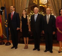 Sus Majestades los Reyes, acompañados por el ministro de Asuntos Exteriores y de Cooperación y el embajador de España en la República Francesa durante