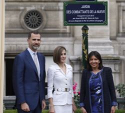 Sus Majestades los Reyes, junto a la alcaldesa de París, descubrieron una placa conmemorativa de la inauguración del "Jardin des combattants"
