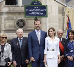 Sus Majestades los Reyes y la alcaldesa de París, Anne Hidalgo, junto a algunos de los excombatientes presentes en el acto