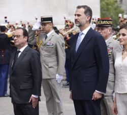 Sus Majestades los Reyes junto al Presidente de la República Francesa, François Hollande, durante el recibiento oficial en el Arco del Triunfo