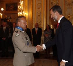 Su Majestad el Rey junto al Presidente Hollande impone la condecoración en reconocimiento a su labor con motivo de la tragedia aérea de Germanwings