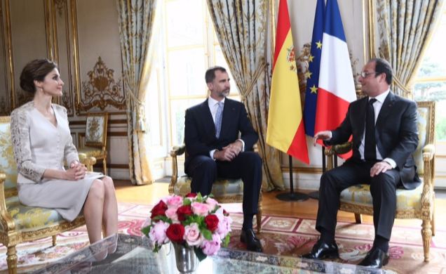 Sus Majestades los Reyes durante la reunión con el Presidente de la República Francesa, François Hollande