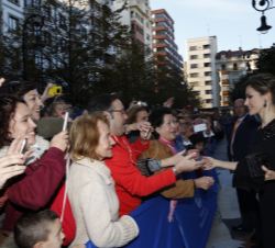 Doña Letizia recibe el cariño del público congregado en las calles de Oviedo
