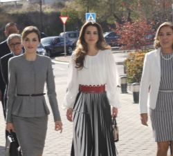 La Reina Doña Letizia y la Reina Rania se dirigen al interior del edificio para iniciar la reunión