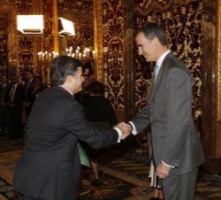 Don Felipe recibe el saludo de Haizam Amirah Fernández, analista del mundo árabe y el Mediterráneo en el Real Instituto Elcano, antes del almuerzo de 