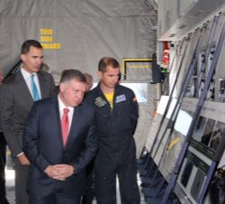 El Rey Don Felipe y el Rey Abdalá a su paso por unos de los hangares con motivo de la visita a las Instalaciones de Airbus Defence & Space