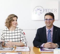 Doña Letizia, con el presidente de FEDER, Juan Carrión, durante la reunión de trabajo