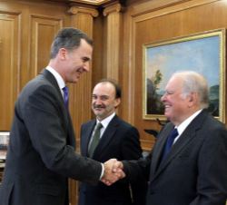 Su Majestad el Rey recibe el saludo de Enrique V. Iglesias, presidente de honor de CEAL Ibérico, en presencia del secretario de Estado de Cooperación 