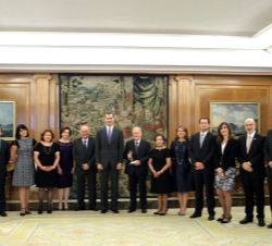 Su Majestad el Rey junto al premiado, Luis Carlos Sarmiento, su familia y las personalidades asistentes