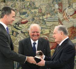 Su Majesad el Rey hace entrega a Luis Carlos Sarmiento del Premio "Enrique V. Iglesias al Desarrollo del Espacio Empresarial Iberaoamericano"