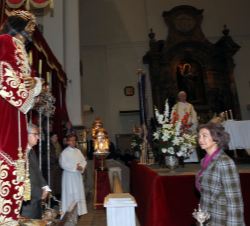 Su Majestad la Reina Doña Sofía permanece de pie durante unos momentos ante la imágen del Santo Cristo de Medinaceli antes de besar su pie
