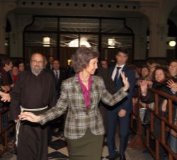 Su Majestad la Reina Doña Sofía es saludada por los feligreses que se congregaban en la iglesia