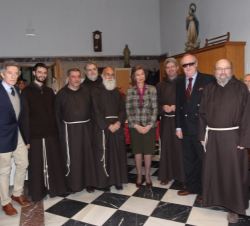 Fotografía de grupo de Doña Sofía en la sacristía de la iglesia, con la Comunidad de Padres Capuchinos