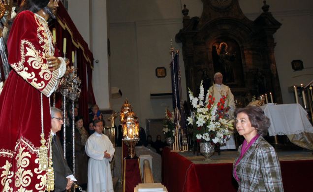Su Majestad la Reina Doña Sofía permanece de pie durante unos momentos ante la imágen del Santo Cristo de Medinaceli antes de besar su pie