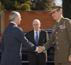 Su Majestad el Rey recibe el saludo del director general de la Guardia Civil, Arsenio Fernández de Mesa, en presencia el ministro del Interior en func