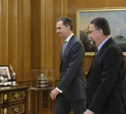 Su Majestad el Rey con el representante de Foro Asturias (FORO), Isidro Manuel Martínez Oblanca