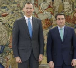 Su Majestad el Rey con el representante de Euzko Alderdi Jeltzalea-Partido Nacionalista Vasco (EAJ-PNV), Aitor Esteban Bravo