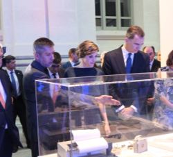 Sus Majestades los Reyes reciben explicaciones del presidente del Grupo PRISA y del director de El País durante su visita por la exposición