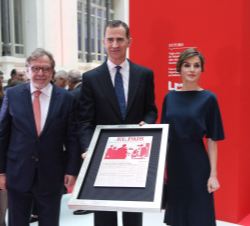 El Rey, acompañado por la Reina y el presidente del Grupo PRISA, muestra una portada histórica del diario El País