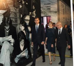 Don Felipe y Doña Letizia recorren la muestra conmemorativa del 40 aniversario de El País