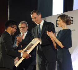 Don Felipe hace entrega a Joseph Zárate del premio Ortega y Gasset de Periodismo 2016 a la mejor historia o investigación periodística
