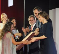 Los Reyes entregan a Lilia Saúl y a Ginna Morelo el premio Ortega y Gasset de Periodismo 2016 a la mejor cobertura multimedia