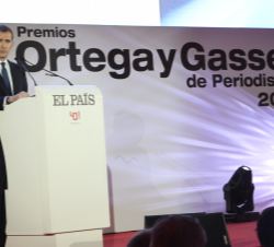 Su Majestad el Rey durante sus palabras en la cena con motivo del 40º aniversario de “El País” y entrega de los Premios Ortega y Gasset de