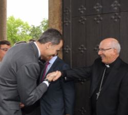 Su Majestad el Rey saluda al obispo de Plasencia, Amadeo Rodríguez Magro