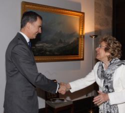 Don Felipe saluda a la Sra. Sofia Corradi, galardonada en esta edición del "Premio Europeo Carlos V"