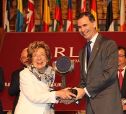 La Sra. Sofia Corradi recibe, de manos de Su Majestad el Rey, el "Premio Europeo Carlos V", en su décima edición