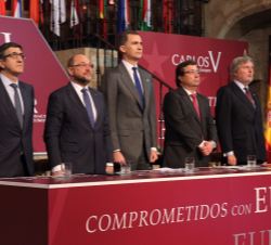 Don Felipe, en la mesa presidencial, durante la interpretación del Himno de Europa
