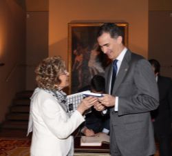 Don Felipe conversa con la Sra. Sofia Corradi, al término de la ceremonia