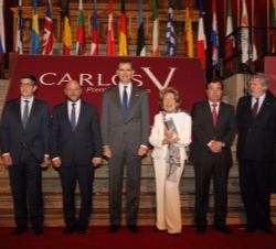 Su Majestad el Rey, junto a la Sra. Sofia Corradi, galardonada con el "Premio Europeo Carlos V", en su décima edición y autoridades presente
