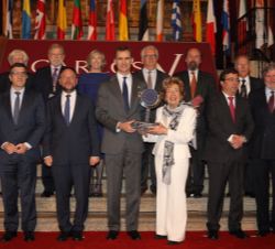 Su Majestad el Rey, junto a la Sra. Sofia Corradi, galardonada con el "Premio Europeo Carlos V", en su décima edición, autoridades presentes